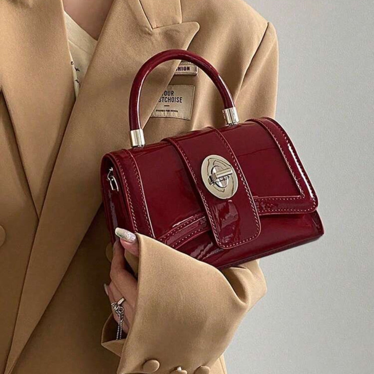 حقيبة كروك إليجانس آورغلاس - حقيبة كتف وحقيبة كروس بودي بنقشة جلد التمساح | أزياء كيو إم آر