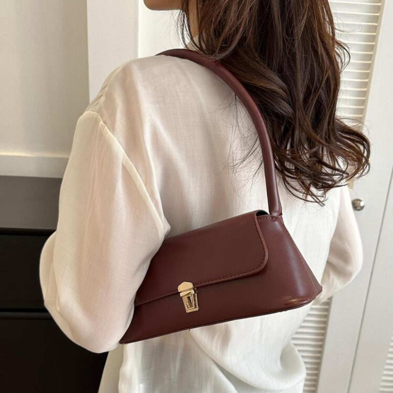 حقيبة مربعة بقفل عتيق - حقيبة كتف جلدية صناعية بتصميم كلاسيكي | أزياء كيو إم آر