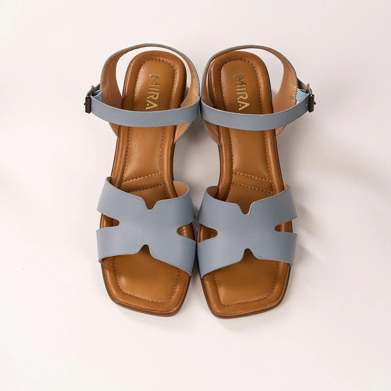 مجموعة أحذية سهلة الارتداء