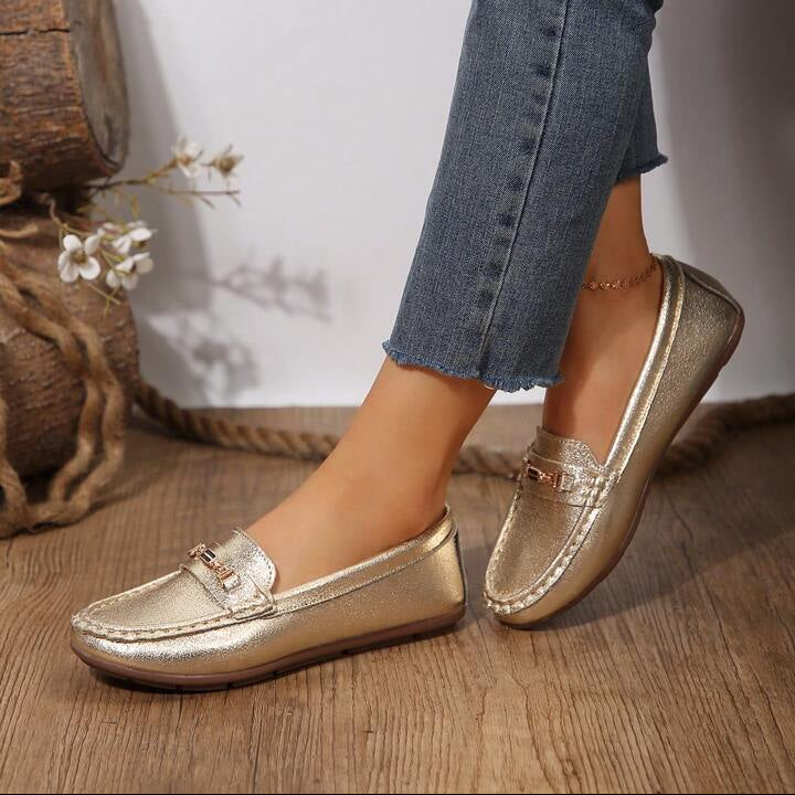 أحذية فيلفيت ستيبس الذهبية المسطحة - أحذية نسائية سهلة الارتداء بسلسلة معدنية | أزياء كيو إم آر