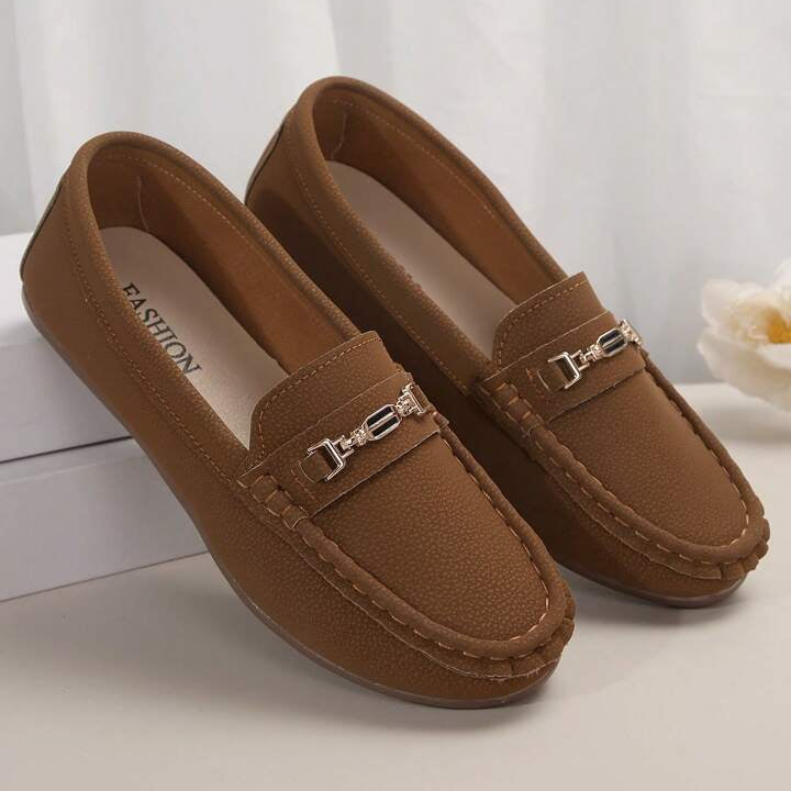 أحذية فيلفيت ستيبس الذهبية المسطحة - أحذية نسائية سهلة الارتداء بسلسلة معدنية | أزياء كيو إم آر