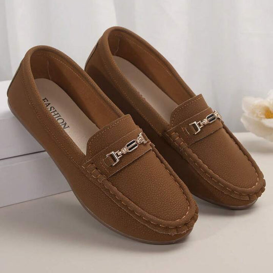 أحذية فيلفيت ستيبس الذهبية المسطحة - أحذية نسائية سهلة الارتداء بسلسلة معدنية | أزياء كيو إم آر