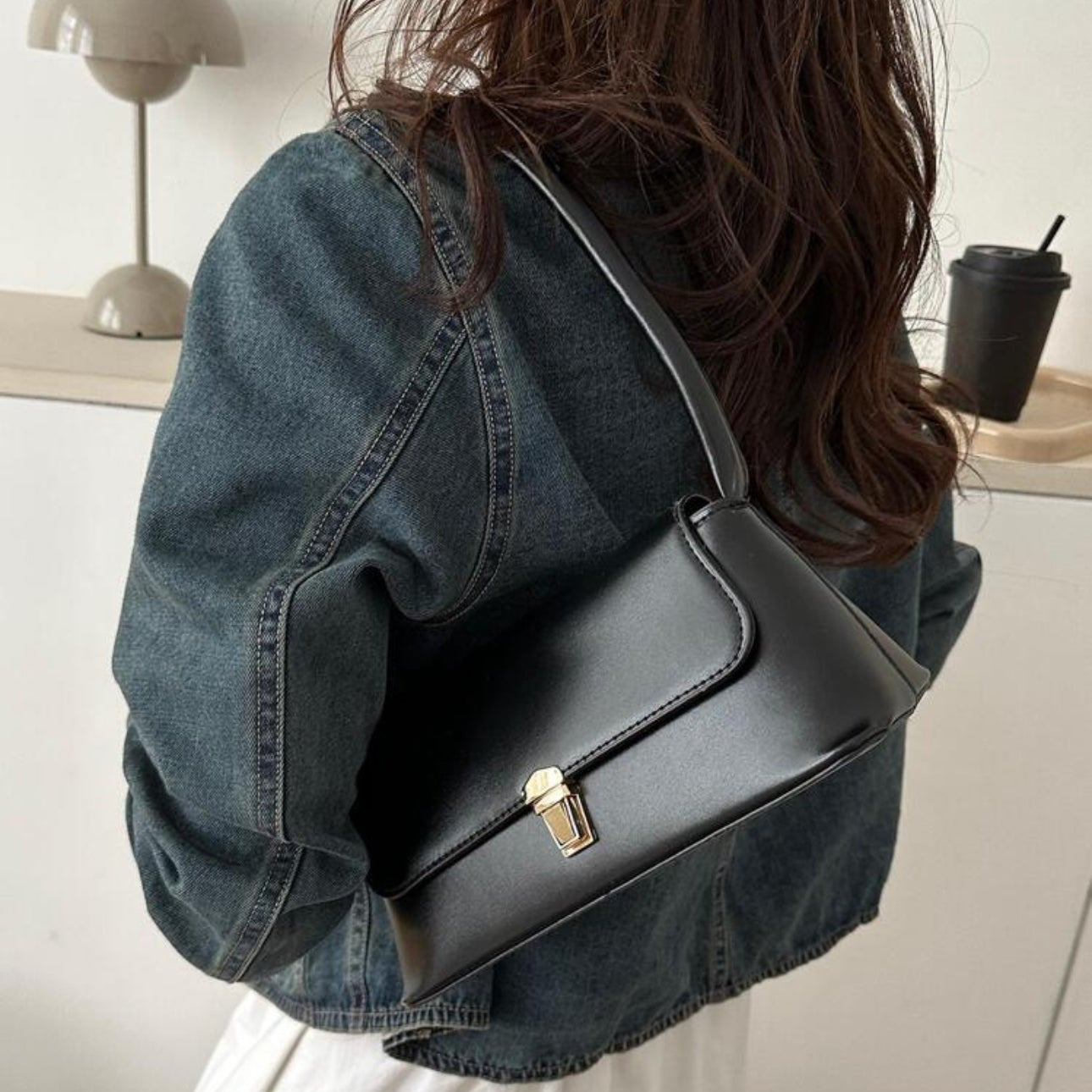 حقيبة مربعة بقفل عتيق - حقيبة كتف جلدية صناعية بتصميم كلاسيكي | أزياء كيو إم آر