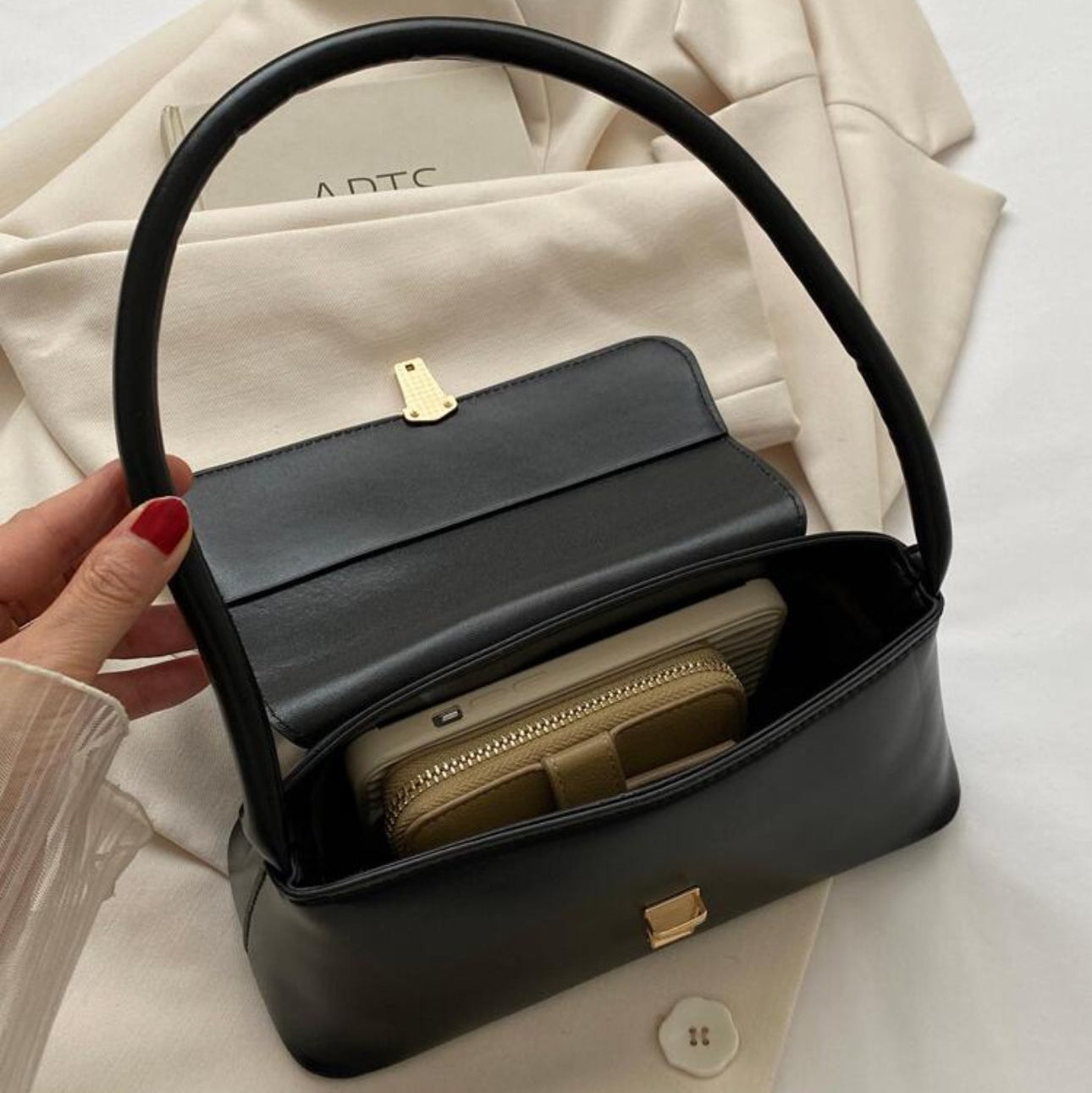 حقيبة مربعة بقفل عتيق - حقيبة كتف جلدية صناعية بتصميم كلاسيكي | أزياء كيو إم آر