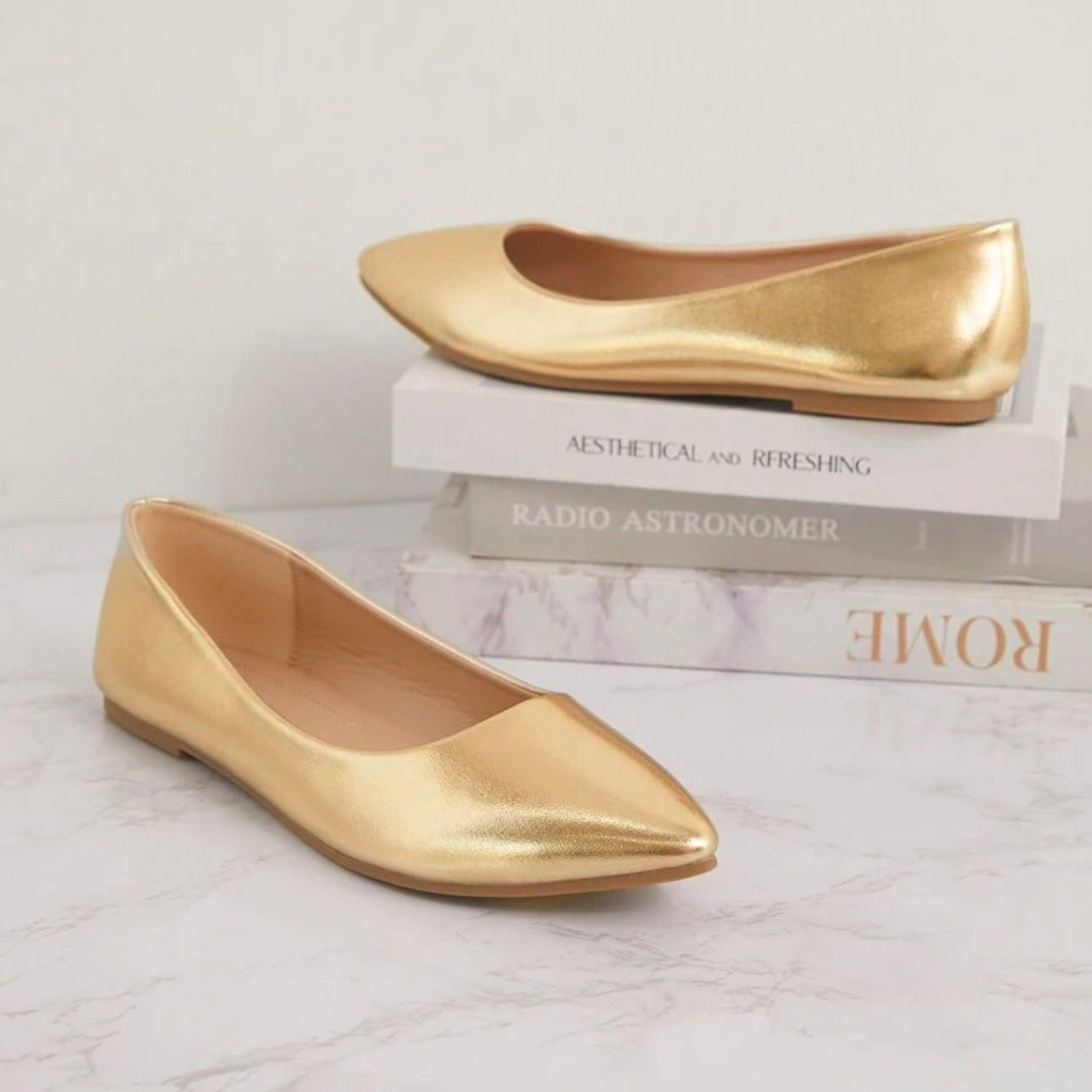أحذية شوزيا المريحة المسطحة - لون ذهبي فاتح، أحذية نسائية سهلة الارتداء | أزياء كيو إم آر