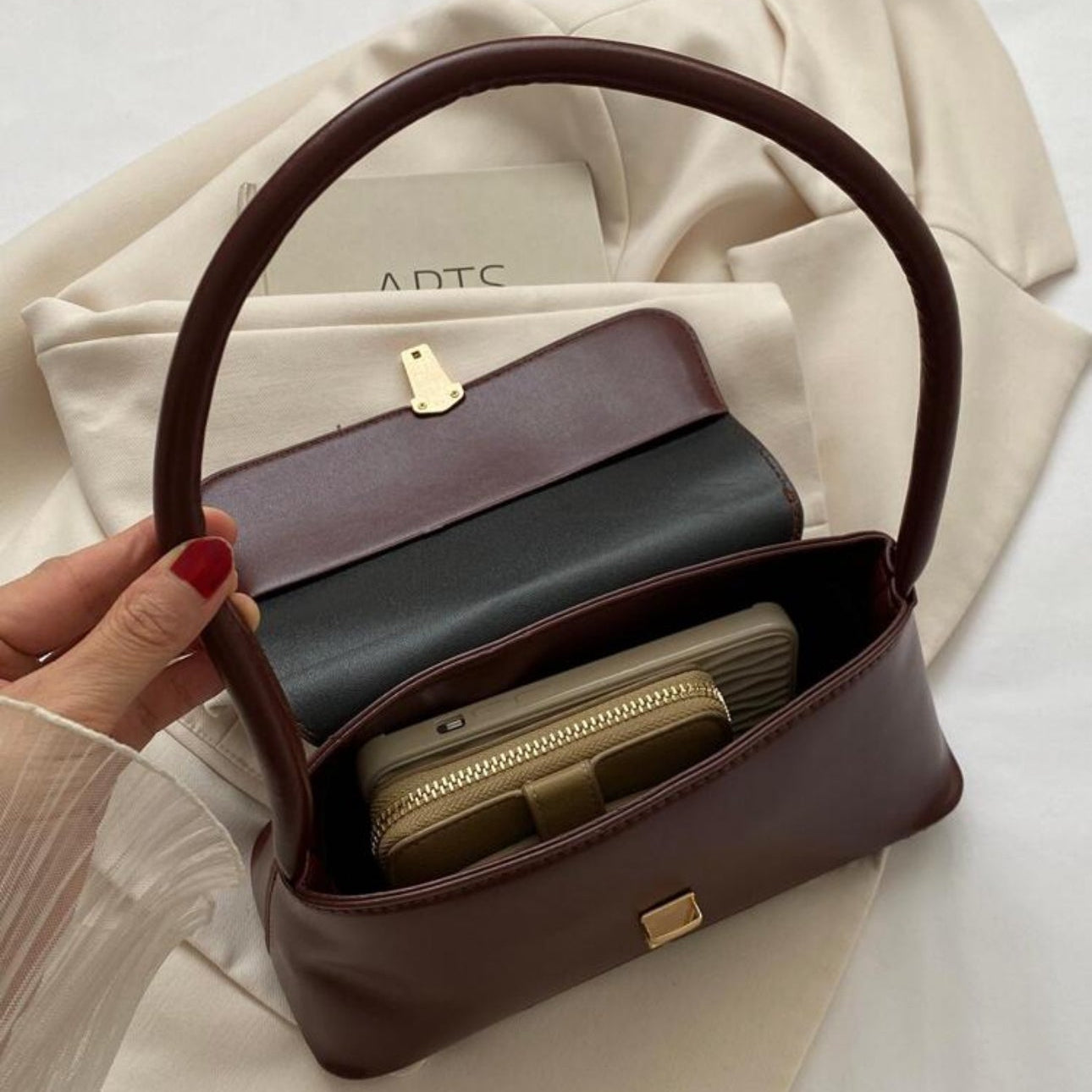 حقيبة مربعة بقفل عتيق - حقيبة كتف جلدية صناعية بتصميم كلاسيكي | أزياء كيو إم آر