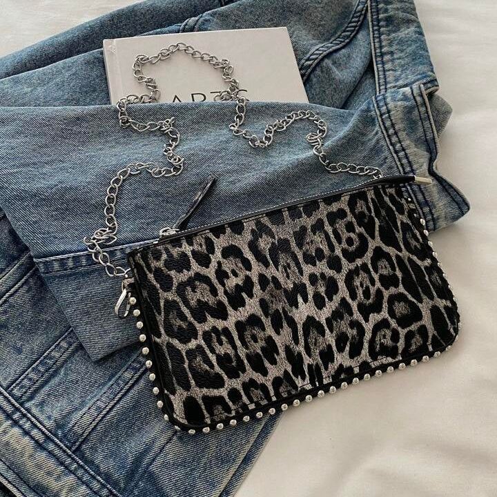 حقيبة يد وايلد تشارم بنقشة جلد النمر - حقيبة كتف وحقيبة كروس مزينة بالخرز بنقشة جلد النمر | أزياء كيو إم آر