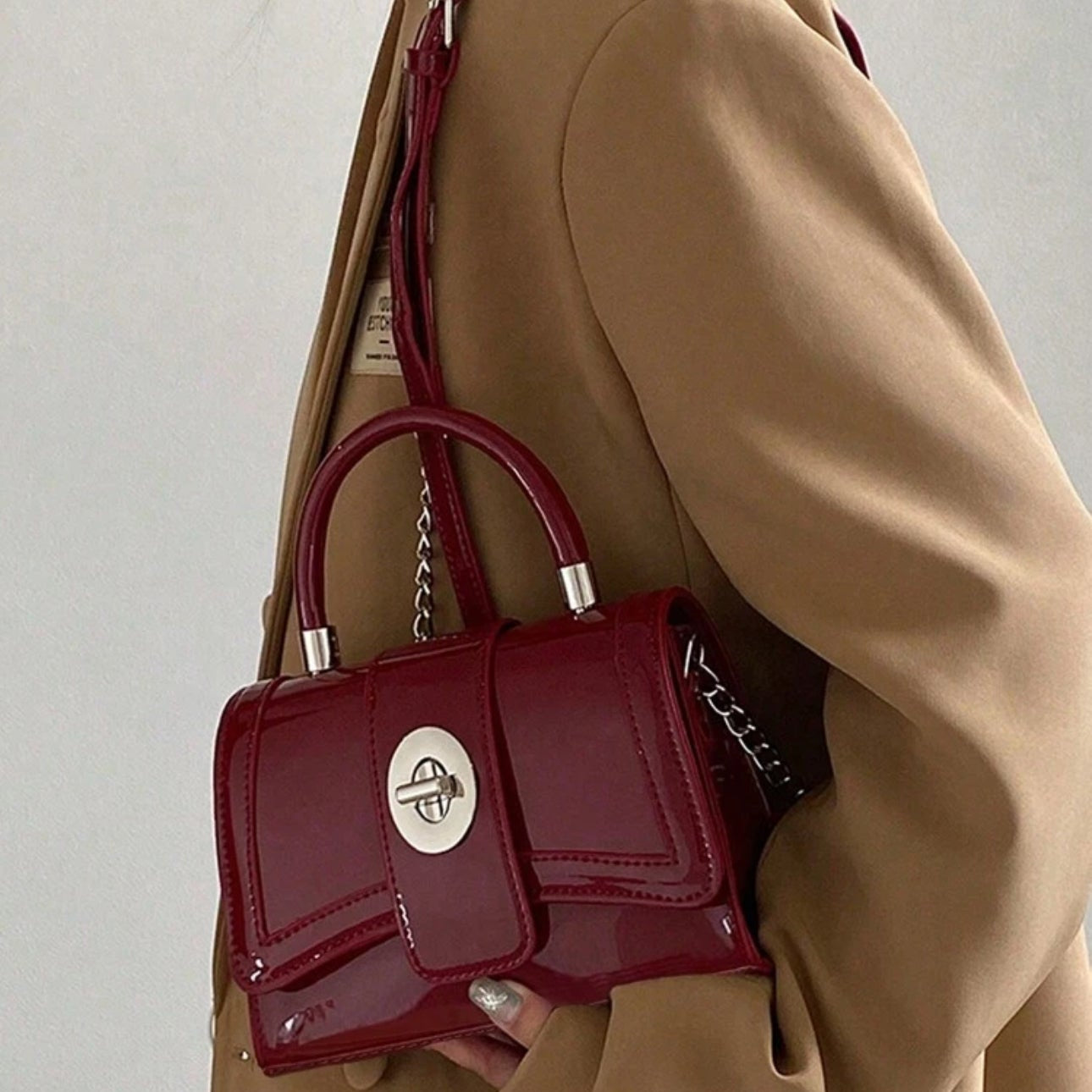 حقيبة كروك إليجانس آورغلاس - حقيبة كتف وحقيبة كروس بودي بنقشة جلد التمساح | أزياء كيو إم آر