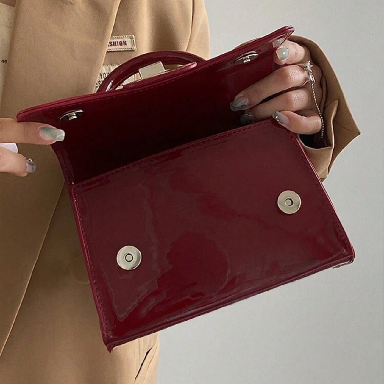 حقيبة كروك إليجانس آورغلاس - حقيبة كتف وحقيبة كروس بودي بنقشة جلد التمساح | أزياء كيو إم آر