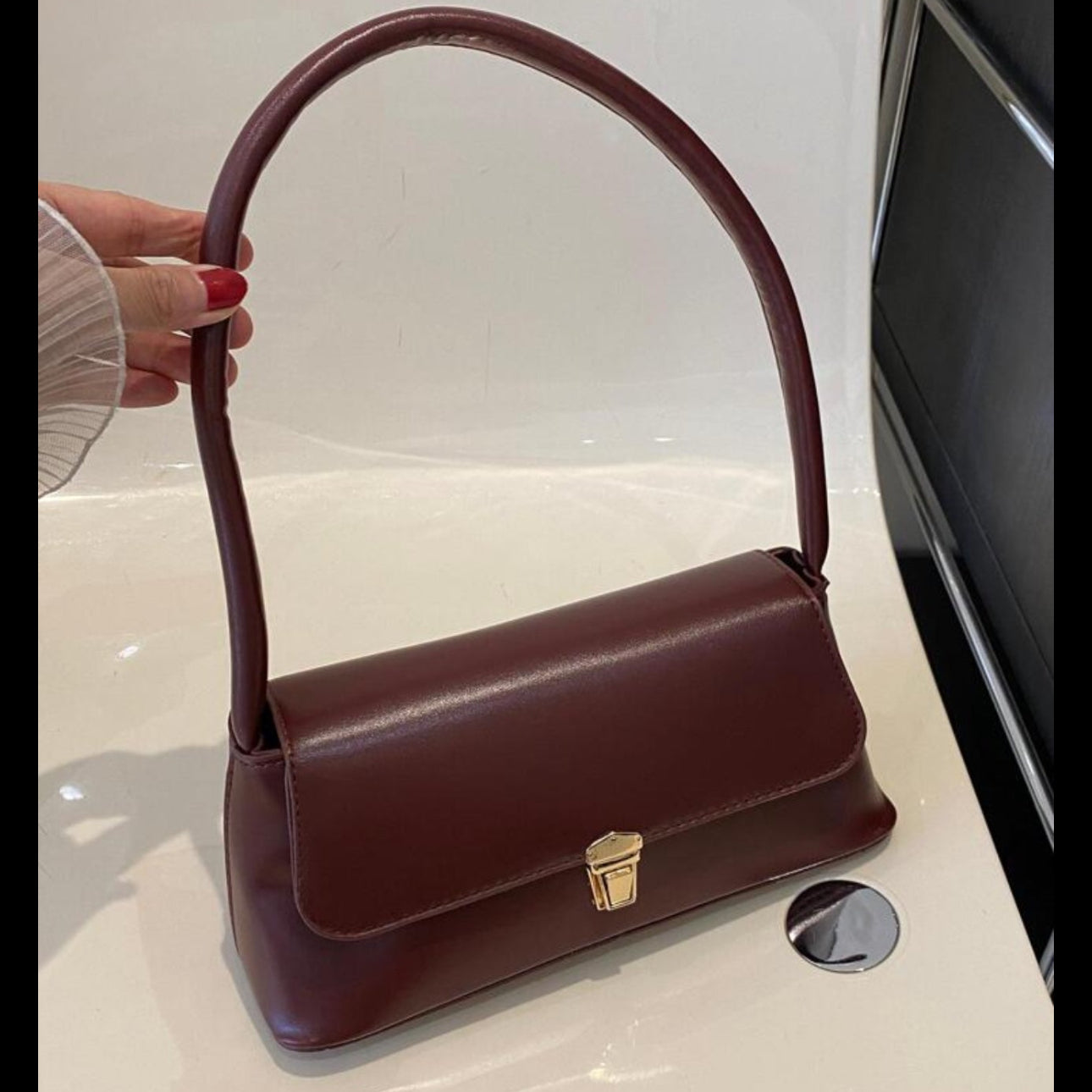 حقيبة مربعة بقفل عتيق - حقيبة كتف جلدية صناعية بتصميم كلاسيكي | أزياء كيو إم آر