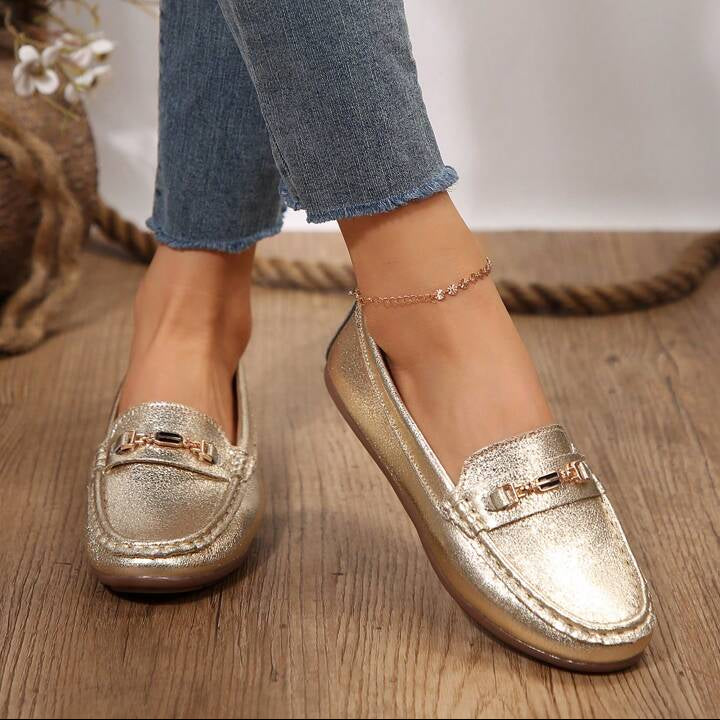 أحذية فيلفيت ستيبس الذهبية المسطحة - أحذية نسائية سهلة الارتداء بسلسلة معدنية | أزياء كيو إم آر