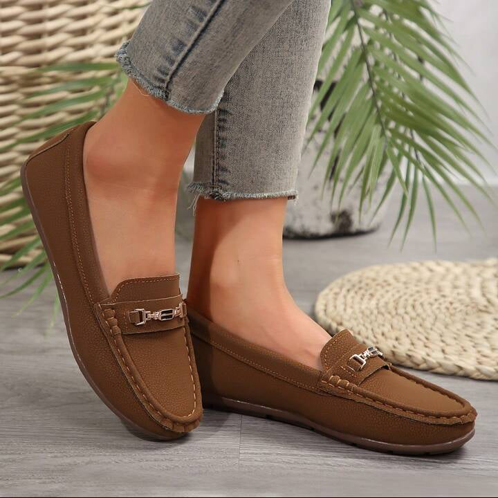 أحذية فيلفيت ستيبس الذهبية المسطحة - أحذية نسائية سهلة الارتداء بسلسلة معدنية | أزياء كيو إم آر