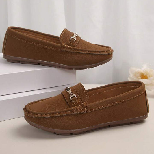 أحذية فيلفيت ستيبس الذهبية المسطحة - أحذية نسائية سهلة الارتداء بسلسلة معدنية | أزياء كيو إم آر