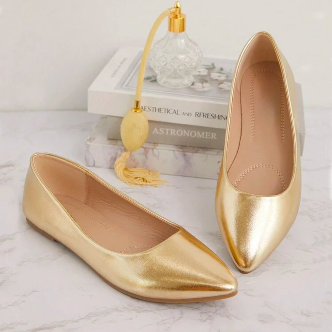 أحذية شوزيا المريحة المسطحة - لون ذهبي فاتح، أحذية نسائية سهلة الارتداء | أزياء كيو إم آر