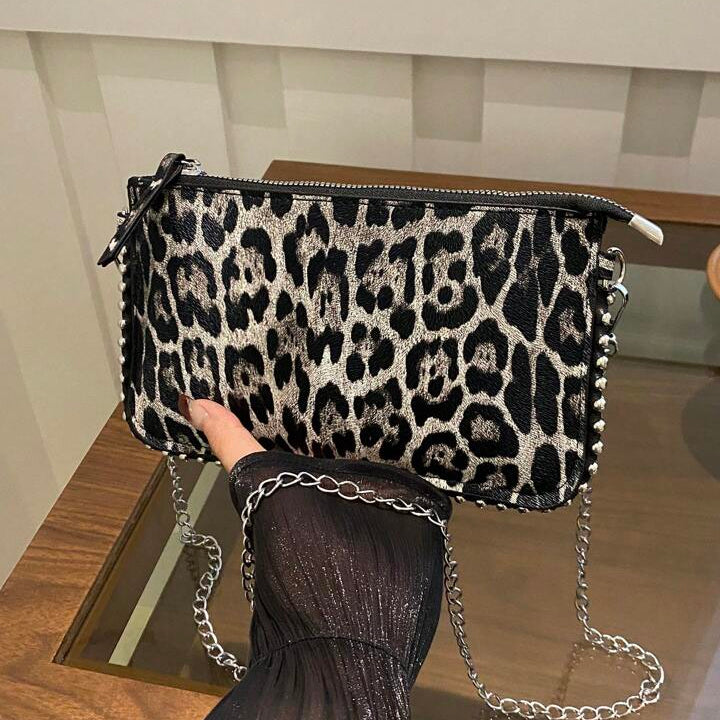 حقيبة يد وايلد تشارم بنقشة جلد النمر - حقيبة كتف وحقيبة كروس مزينة بالخرز بنقشة جلد النمر | أزياء كيو إم آر