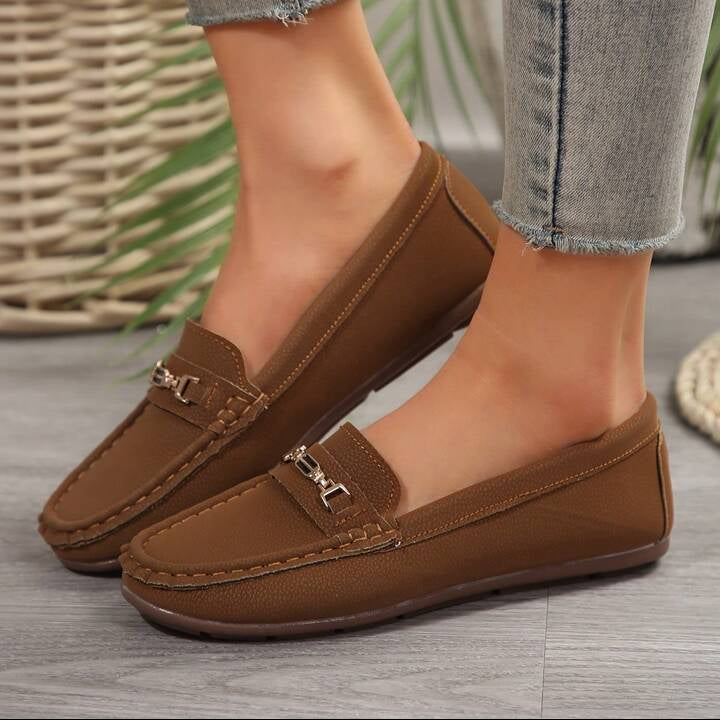 أحذية فيلفيت ستيبس الذهبية المسطحة - أحذية نسائية سهلة الارتداء بسلسلة معدنية | أزياء كيو إم آر