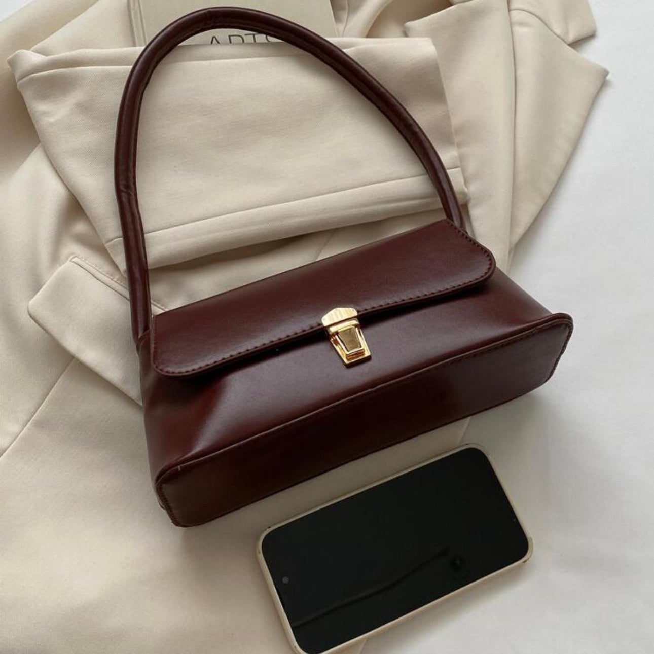 حقيبة مربعة بقفل عتيق - حقيبة كتف جلدية صناعية بتصميم كلاسيكي | أزياء كيو إم آر