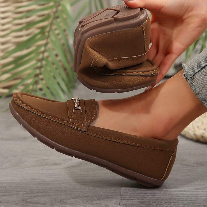 أحذية فيلفيت ستيبس الذهبية المسطحة - أحذية نسائية سهلة الارتداء بسلسلة معدنية | أزياء كيو إم آر