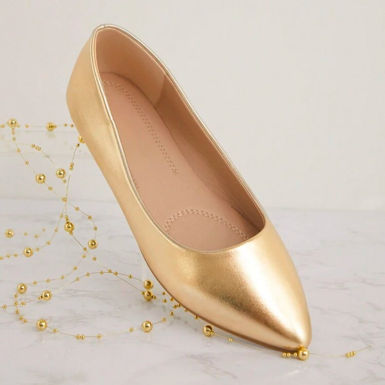 أحذية شوزيا المريحة المسطحة - لون ذهبي فاتح، أحذية نسائية سهلة الارتداء | أزياء كيو إم آر