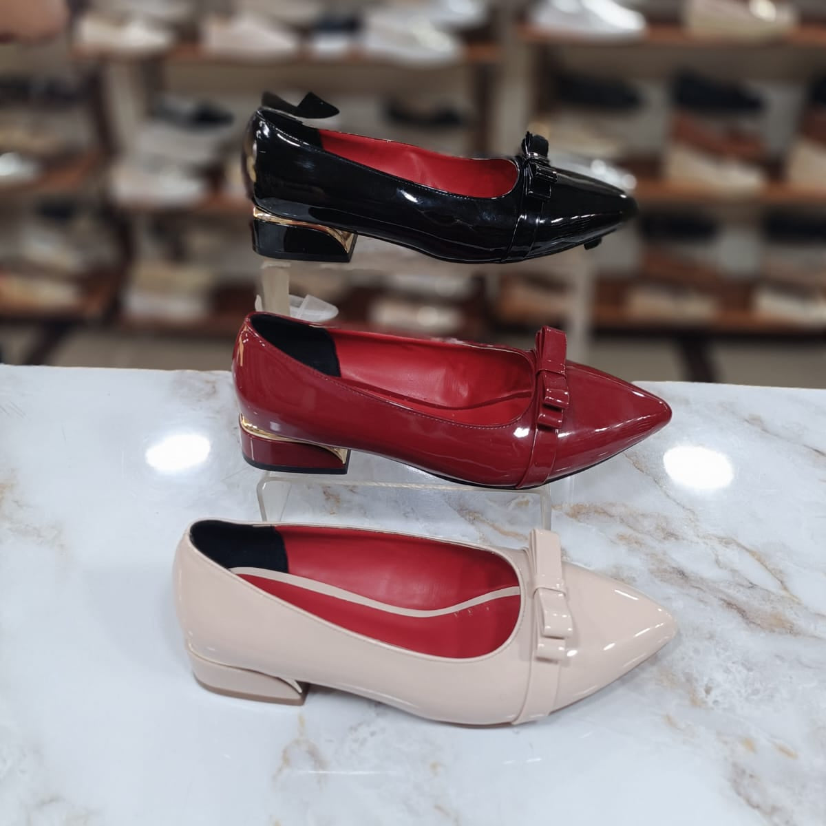 أحذية ميرا اللامعة سهلة الارتداء - أحذية نسائية مسطحة بنعل داخلي مبطن | أزياء كيو إم آر