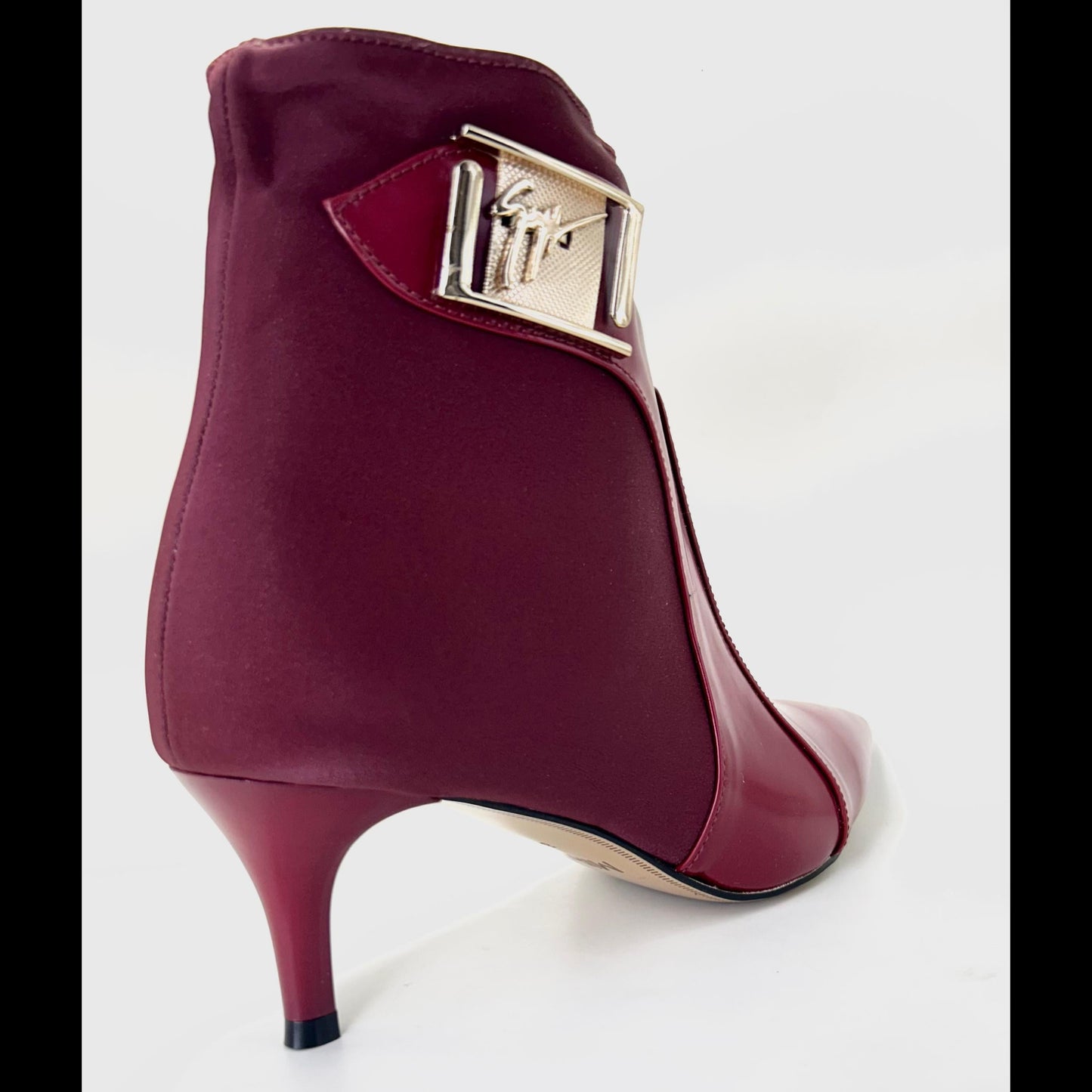 حذاء ميرا المخملي ذو الرقبة القصيرة من الجلد - حذاء نسائي أنيق | أزياء كيو إم آر