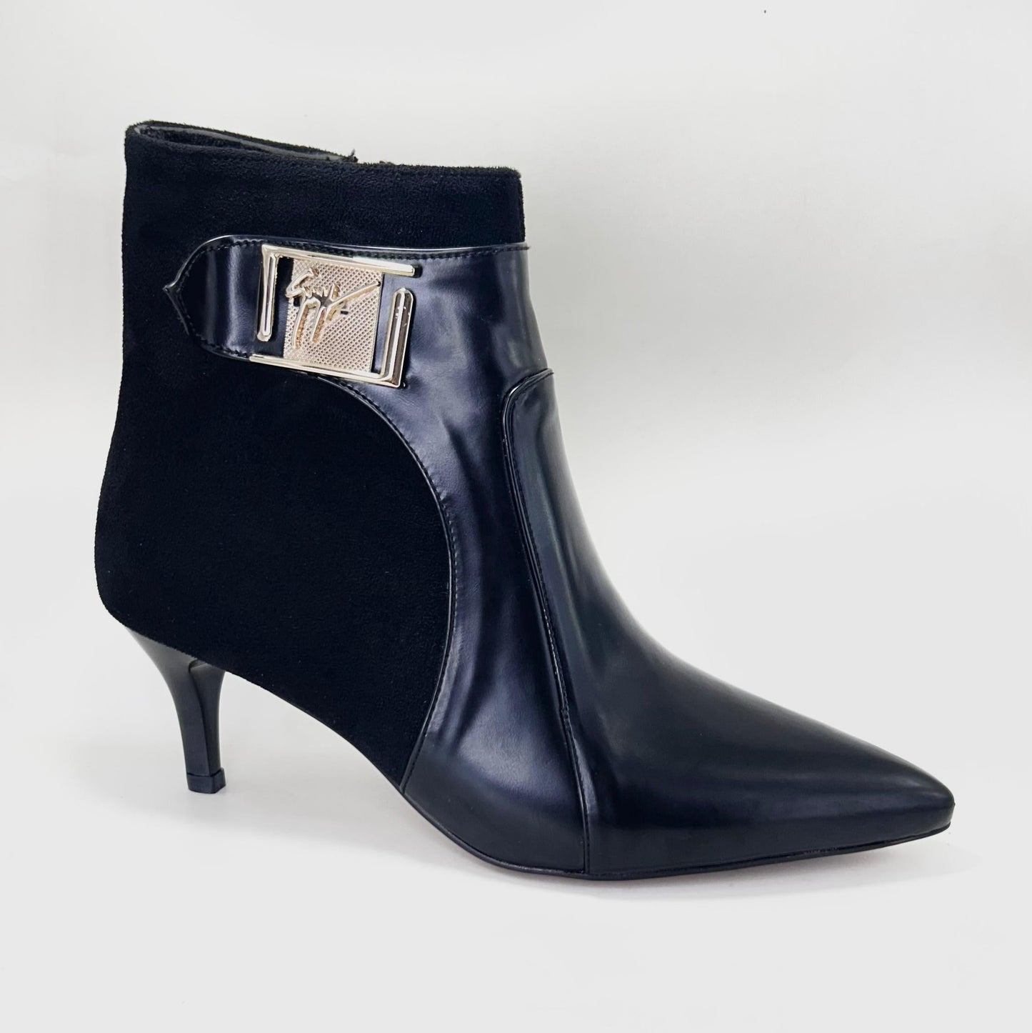 حذاء ميرا المخملي ذو الرقبة القصيرة من الجلد - حذاء نسائي أنيق | أزياء كيو إم آر